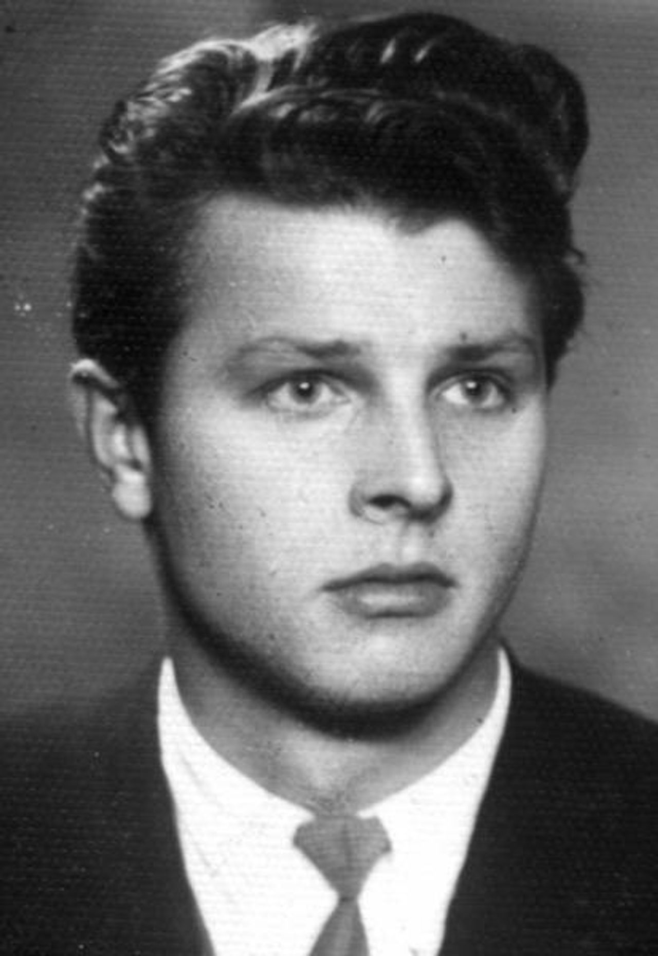 <p>PODZIĘKOWANIE Wszystkim, którzy dzielili z nami smutek i żal, okazali wiele serca i życzliwości oraz uczestniczyli we mszy św. i ceremonii pogrzebowej śp. Mieczysława Wieczorka, a w szczególności księżom, przyjaciołom, współpracownikom oraz delegacjom. Izbie Lekarskiej w Bydgoszczy, Dyrekcji PSZOZ w Inowrocławiu i Kołu Łowieckiemu „DIANA” za złożone kondolencje podziękowanie składa SYN JANUSZ z RODZINĄ</p>