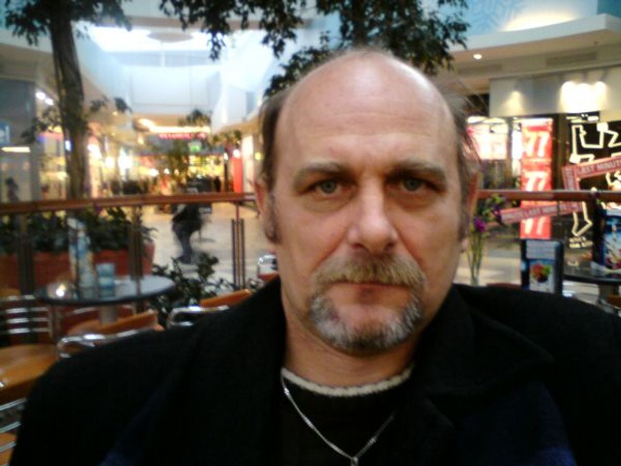 <p>Z sercem pełnym bólu i smutku zawiadamiamy, że dnia 8 kwietnia 2009 r. zmarł śmiercią tragiczną nasz ukochany Syn, Brat, Wnuk i Szwagier śp. Krzysztof Wikarski lat 27 Msza św. żałobna zostanie odprawiona dnia 18.04.2009 r. o godz. 10.00 w kościele pw. Chrystusa Miłosiernego w Inowrocławiu. Pogrzeb odbędzie się tego samego dnia o godz. 11.00 na cmentarzu im. NMP w Inowrocławiu. W smutku pogrążeni RODZICE, SIOSTRA i RODZINA</p>