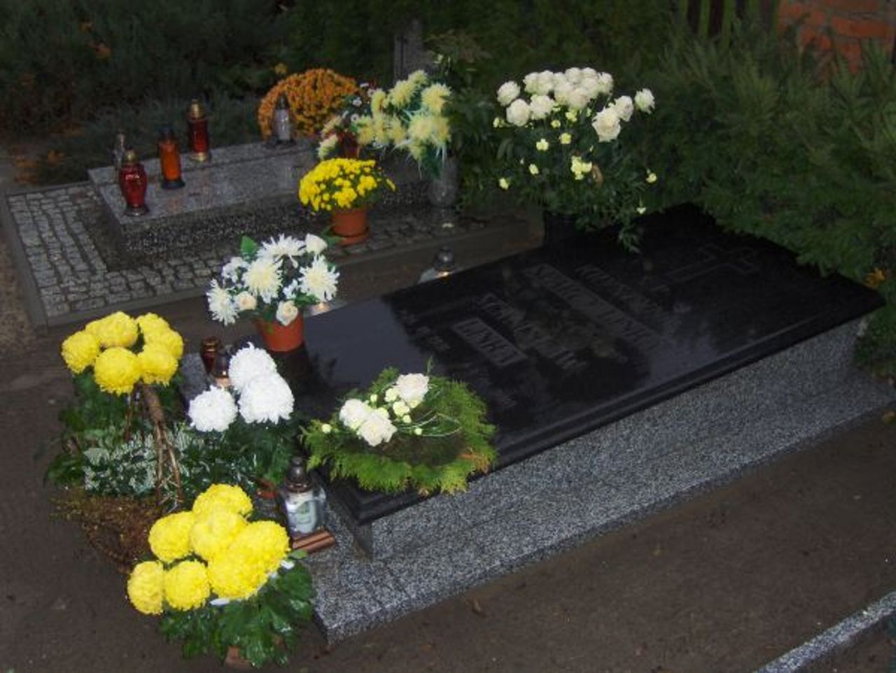 <p>Z głębokim żalem zawiadamiamy, że w dniu 3.1.2010 r.<br />odszedł na zasłużony wieczny odpoczynek, pracowity i aktywny<br />przez całe swoje życie, nasz kochany Ojciec, Teść, Dziadek<br />ś + p<br />Stanisław Linka<br />lat 78<br />Msza św. pogrzebowa odprawiona zostanie 8.1.2010 r. o godzinie 12.00<br />w kościele parafialnym pw. św. Urszuli Ledóchowskiej we Wronkach<br />na osiedlu Borek.<br />Pogrzeb odbędzie się tego samego dnia po mszy św. na cmentarzu<br />parafialnym we Wronkach.<br />W smutku pogrążeni<br />Bogna, Robert, Karol z Anią i dziećmi</p>