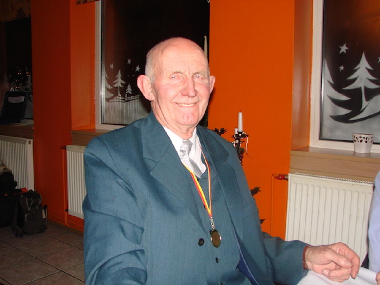 <p>Z żalem zawiadamiamy, że dnia 12 grudnia 2012 roku nagle zasnął w Bogu, w wieku 83 lat, nasz ukochany Mąż, Ojciec, Teść, Dziadek i Pradziadek</p>
<h4>ś+p<br />Jan Okupniak<br />SADY</h4>
<p>Msza św. odbędzie się w kościele św. Jadwigi i św. Jakuba Apostoła dnia 15 grudnia 2012 roku o godz. 11.00, po czym odbędzie się pogrzeb na miejscowym cmentarzu.</p>
<p>W smutku pogrążona<br />Rodzina</p>