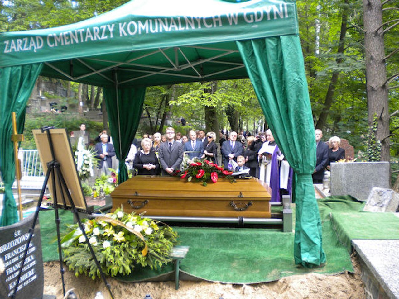 <p>Z głębokim żalem zawiadamiamy, że dnia 11 czerwca 2012 r. zmarł nasz kochany Mąż, Tata, Brat, Dziadek i Pradziadek<br />śp.<br />Albin Socha<br />lat 81<br />Kapitan Żeglugi Wielkiej, długoletni pracownik PPDiUR "Dalmor" obecnie Dalmor S.A.<br />Uroczystości pogrzebowe rozpoczną się modlitwą przy trumnie o godz. 12.00, w piątek 15 czerwca 2012 r., w kościele oo. Jezuitów pw. św. Stanisława Kostki w Gdyni, ul. Tatrzańska 35.<br />Msza św. żałobna zostanie odprawiona o godz. 13.00. Pogrzeb odbędzie się tego samego dnia o godz. 14.00 na cmentarzu Witomińskim w Gdyni.<br />Pogrążona w smutku rodzina</p>