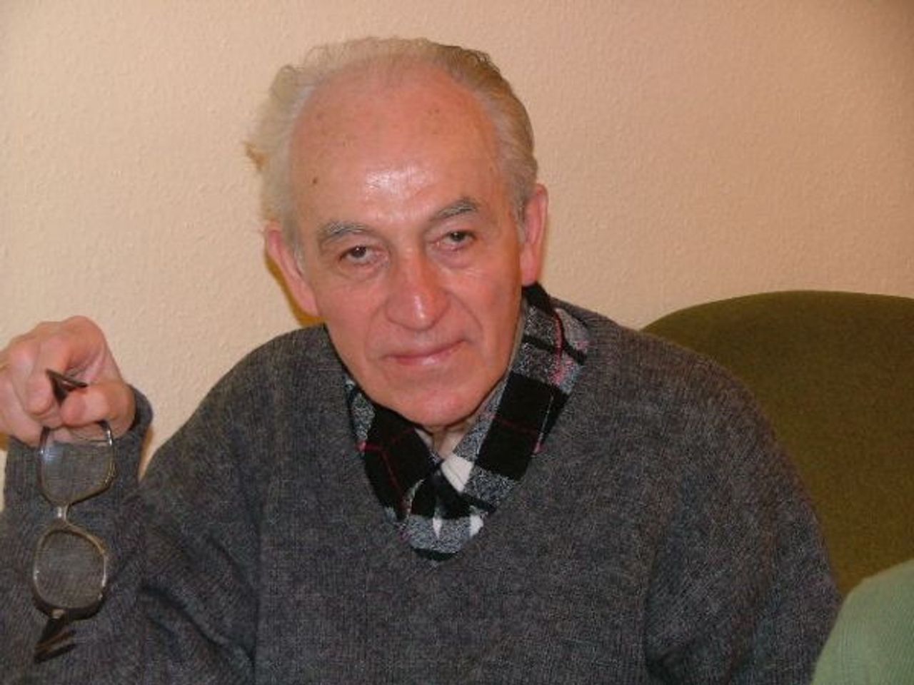 <p>Z głębokim żalem i sercem pełnym bólu zawiadamiamy, że<br />20 listopada 2009 r. w wieku 77 lat odszedł do Pana opatrzony sakramentami świętymi, kończąc swe szlachetne,<br />pełne miłości i dobroci życie, nasz najukochańszy Mąż, Ojciec, Teść i Dziadek<br />ś + p<br />Tadeusz Narożny<br />harcerz<br />Msza św. pogrzebowa zostanie odprawiona w czwartek, 26 listopada 2009 r.<br />o godzinie 12.30 w kościele pw. św. Jana Kantego przy ul. Grunwaldzkiej.<br />Pogrzeb odbędzie się tego samego dnia o godzinie 14.35 na cmentarzu<br />junikowskim.<br />W nieutulonym smutku pogrążeni<br />Żona, Córka i Syn z Rodzinami</p>