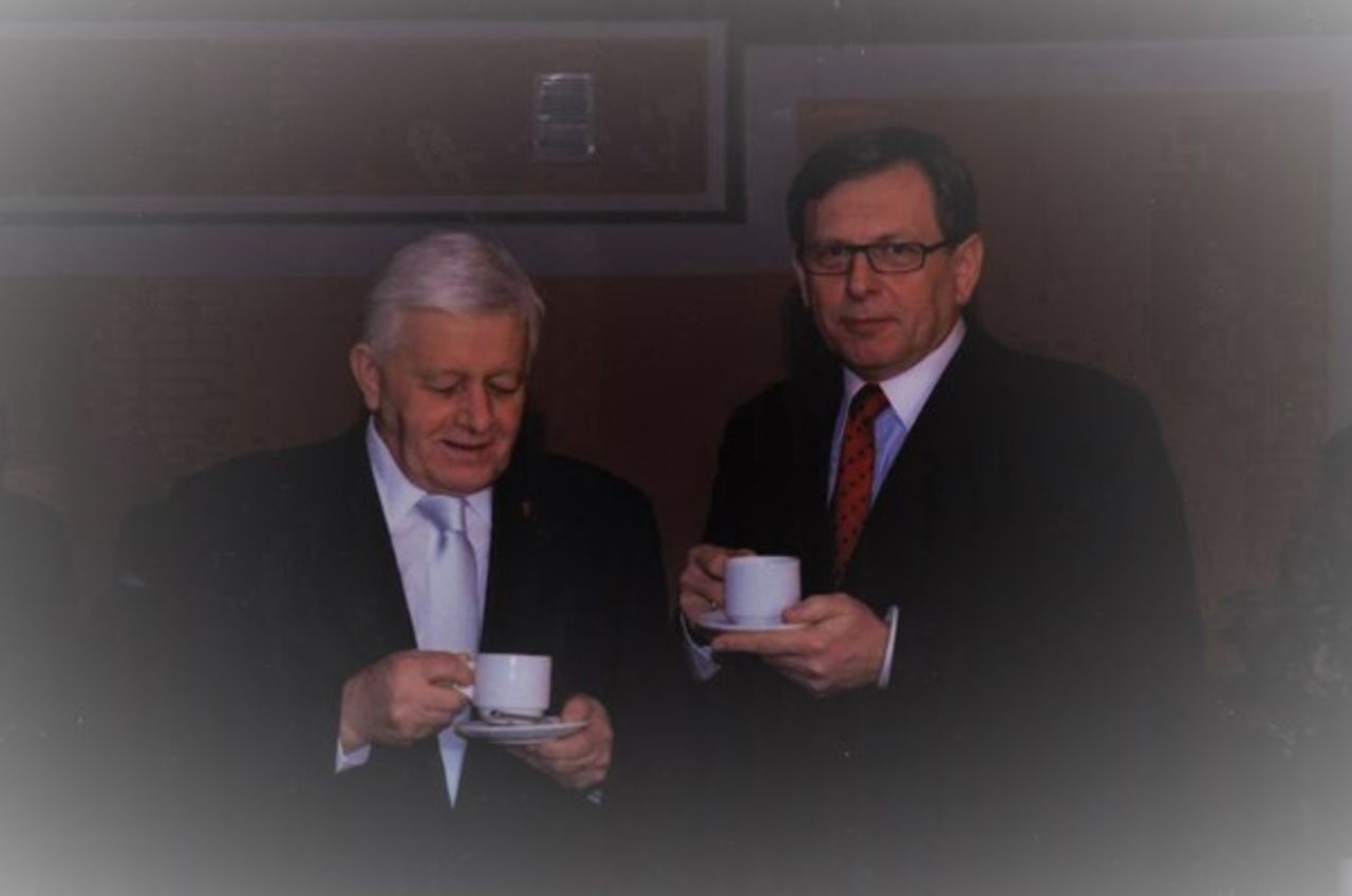 <p>ś+p</p>
<p>dr n. med.</p>
<h4>Andrzej Dryjas</h4>
<p>W nieutulonym żalu zawiadamiamy, że dnia 21 grudnia 2016 roku opuścił nas na zawsze</p>
<p>nasz ukochany Mąż, Ojciec i Dziadek, niezwykły człowiek i lekarz chirurg.</p>
<p>Msza św. odprawiona zostanie dnia 28 grudnia 2016 roku o godz. 11.30</p>
<p>w kościele parafialnym pw. Zwiastowania Pańskiego w Poznaniu przy ul. Leśmiana 2A.</p>
<p>Pogrzeb odbędzie się tego samego dnia o godz. 13.10 na cmentarzu junikowskim.</p>
<p>Pogrążona w żałobie</p>
<p>Żona z Rodziną</p>