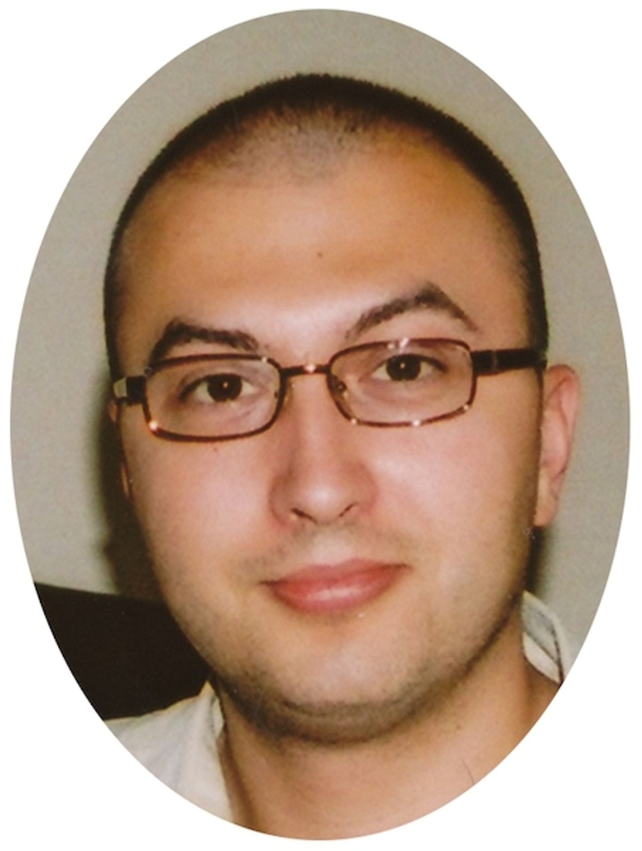 <p style="text-align:center"><em>"Śpieszmy się kochać ludzi, tak szybko odchodzą"</em></p>
<p style="text-align:center"><br />Dnia 2 czerwca 2012 roku, w wieku 34 lat,<br />opuścił nas niespodziewanie</p>
<p style="text-align:center">ś <strong>†</strong> p</p>
<p style="text-align:center"><strong>Paweł Piróg</strong></p>
<p style="text-align:center"><br />Najukochańszy Syn, Brat, Szwagier i Wujek</p>
<p style="text-align:center"><br /><strong>Msza święta żałobna</strong> odprawiona zostanie<br /><strong>we wtorek, 12 czerwca 2012 roku o godzinie 13.00</strong><br />w kościele parafialnym w Krakowie- Łagiewnikach przy ul. Millana,<br />po czym nastąpi odprowadzenie Zmarłego<br />na cmentarz Wola Duchacka przy ul. Wspólnej,<br />gdzie <strong>o godzinie 14.00</strong> rozpocznie się <strong>uroczystość pogrzebowa</strong></p>
<p style="text-align:center"><br />o czym zawiadamia pogrążona w smutku</p>
<p style="text-align:center">RODZINA</p>
<p style="text-align:center"><br /><em>Prosimy o nieskładanie kondolencji</em></p>