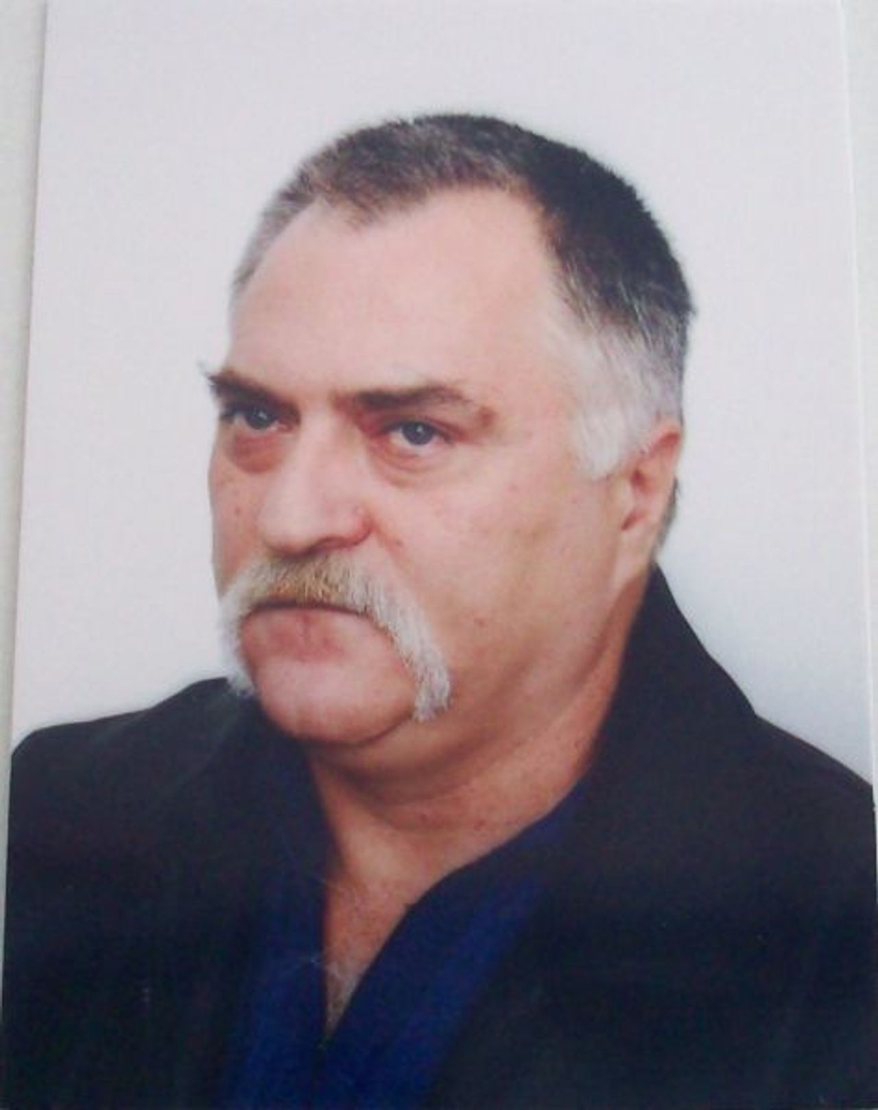 <p>„Nie jesteś nieobecny, jesteś tylko niewidoczny...<br />Patrzysz oczami pełnymi miłości<br />w nasze oczy pełne łez”<br />Z sercem przepełnionym bólem zawiadamiam, że 12 stycznia 2010 r.<br />po ciężkiej chorobie odszedł od nas, ukochany Tatuś, Teść i Dziadziuś<br />ś + p<br />Maciej Dochniak<br />lat 57<br />Msza św. pogrzebowa zostanie odprawiona w piątek, 22 stycznia 2010 r.<br />o godzinie 10.00 w kościele pw. św. Rodziny przy ul. Promienistej.<br />Pogrzeb odbędzie się tego samego dnia o godzinie 11.35<br />na cmentarzu junikowskim.<br />W smutku pogrążona<br />Córka Justyna z Rodziną</p>