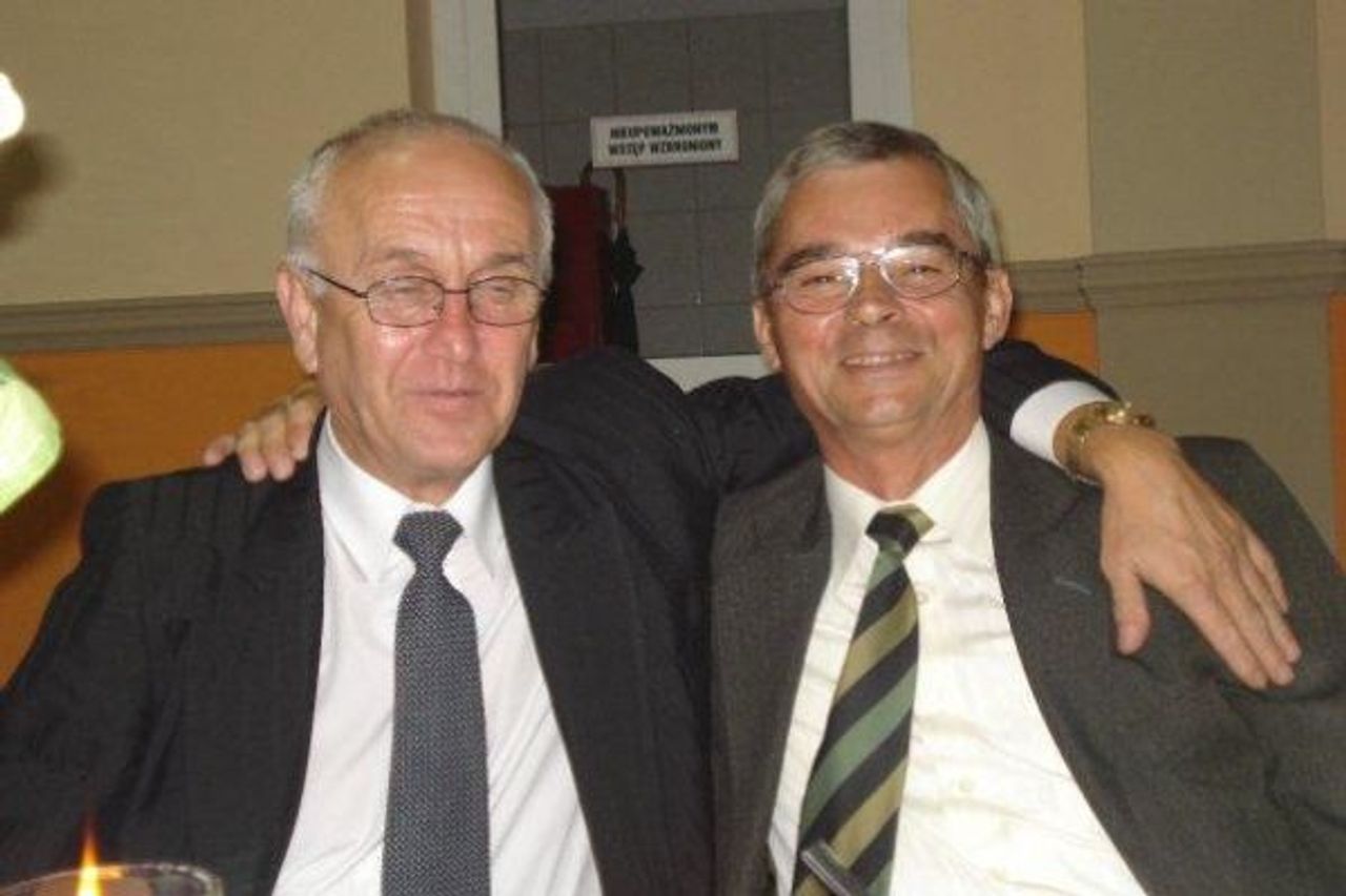 <p>Ze smutkiem zawiadamiamy, że 15 lutego 2010 roku odszedł mój kochany MĄŻ, nasz TATUŚ, TEŚĆ, DZIADEK, BRAT, ZIĘĆ, SZWAGIER i WUJEK śp BOGDAN APICIONEK Pogrzeb odbędzie się w czwartek 18 lutego 2010 roku o godz. 10.30 na nowym cmentarzu komunalnym przy ul. Wrocławskiej w Zielonej Górze. Pogrążona w żałobie rodzina.</p>