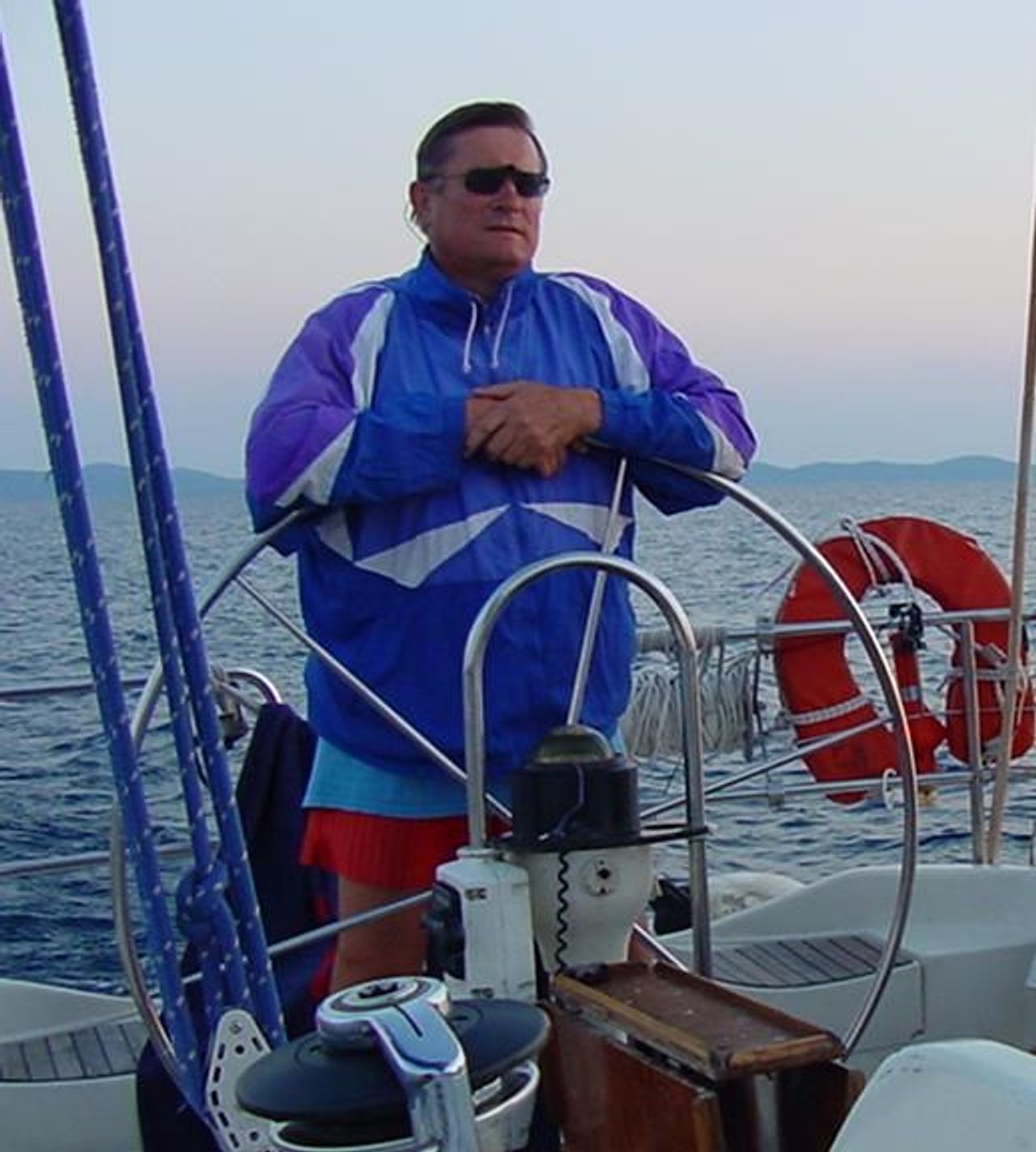 <p>Jak porywisty, niespodziewany szkwał dotarła do nas smutna wiadomość, że dnia 3 lutego 2010 r. zmarł nagle nasz Kolega -Żeglarz Tadeusz Głos Żegnamy Cię przyjacielu na zawsze pozostaniesz w naszej pamięci. Wyrazy współczucia Żonie i Rodzinie składają koleżanki i koledzy z załogi jachtu s/y LEPORELLO</p>