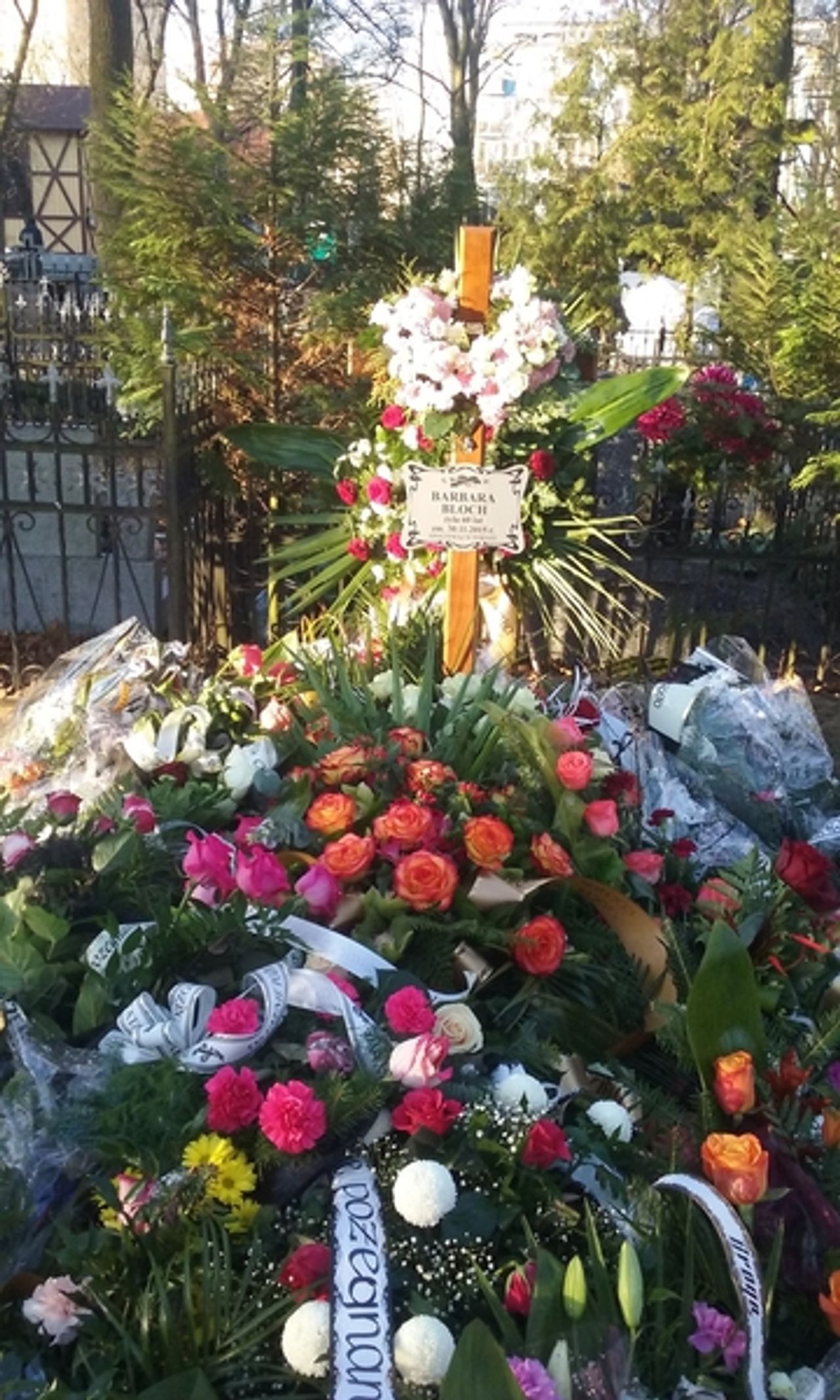 <p>"Nie odchodzi Ten, Kto pozostaje w sercach bliskich"</p>
<p>Z głębokim żalem zawiadamiamy, że dnia 30.11.2015 r. zmarła po ciężkiej chorobie kochana Żona, Mama, Siostra i Ciocia</p>
<p>śp.Barbara Bloch</p>
<p>lat 60</p>
<p>Uroczystości rozpoczną się 4.12.2015 r. o godz.13.00 pożegnaniem zmarłej w dolnym kościele p.w. Św. M. M. Kolbe. O godz.13.30 w górnym kościele Msza Św. żałobna. Po Mszy Św. pogrzeb na Cmentarzu Św. Jerzego przy ul. Gałczyńskiego.</p>
<p>Pogrążony w smutku Mąż z Dziećmi</p>
<p>Bus zostanie podstawiony przy kościele po Mszy Sw.</p>
