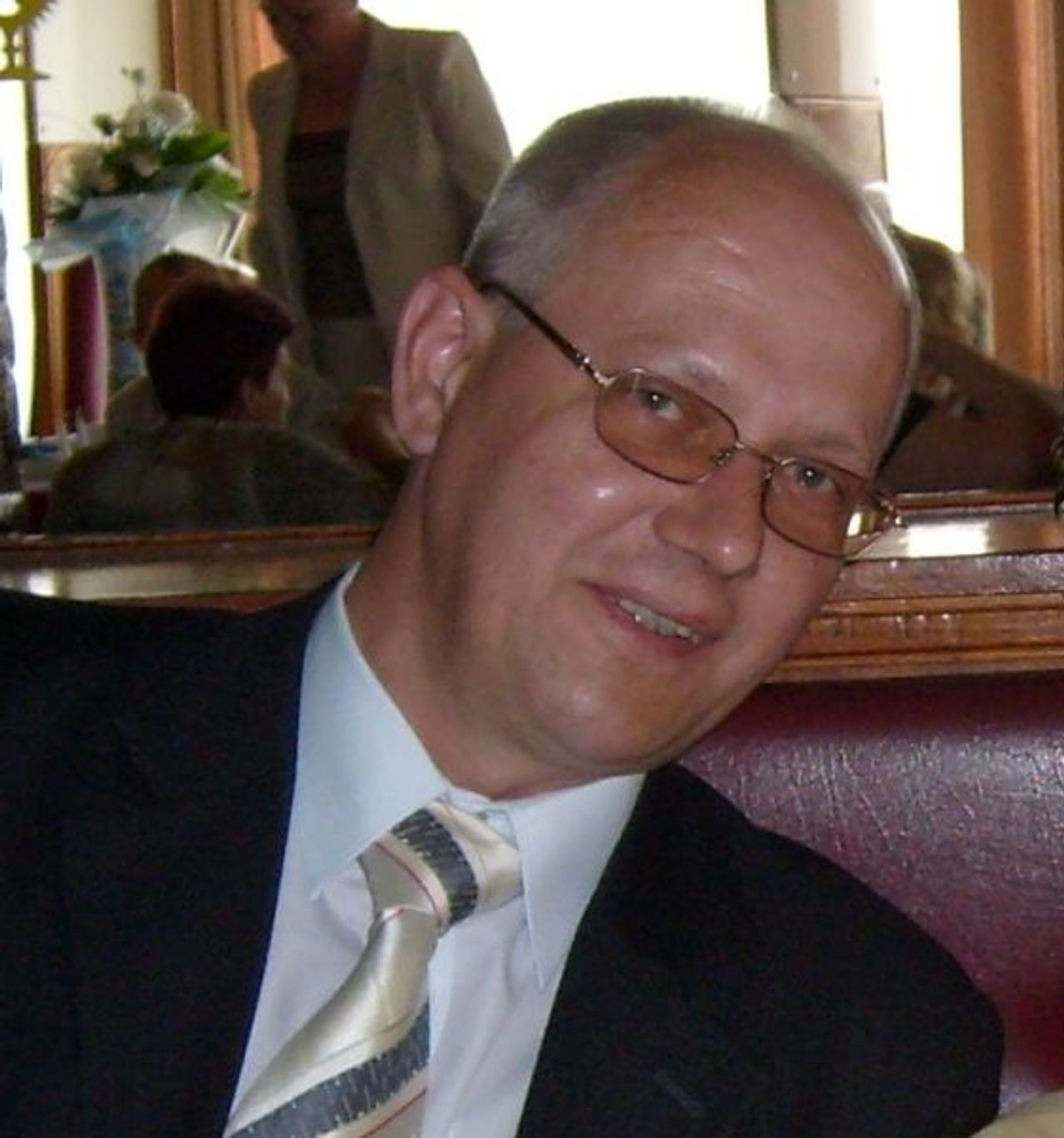 <p>Odszedłeś cicho i bez pożegnania, jak ktoś, kto nie chce swym odejściem smucić, jak ktoś, kto wierzy w chwili rozstania, że ma niebawem z dobrą wieścią wrócić. Z głębokim żalem zawiadamiamy, że dnia 9 listopada 2009 r. zginął śmiercią tragiczną nasz kochany Syn, Przyjaciel, Tatuś, Brat, Szwagier i Wujek śp. Waldemar Łukaszewski lat 45 Pogrzeb poprzedzony mszą św. odbędzie się dnia 13.11.2009 r. o godz. 13.00 na cmentarzu parafialnym we Wtelnie. Pogrążeni w smutku RODZICE, ARLETA z LILKĄ, RODZEŃSTWO z RODZINAMI</p>