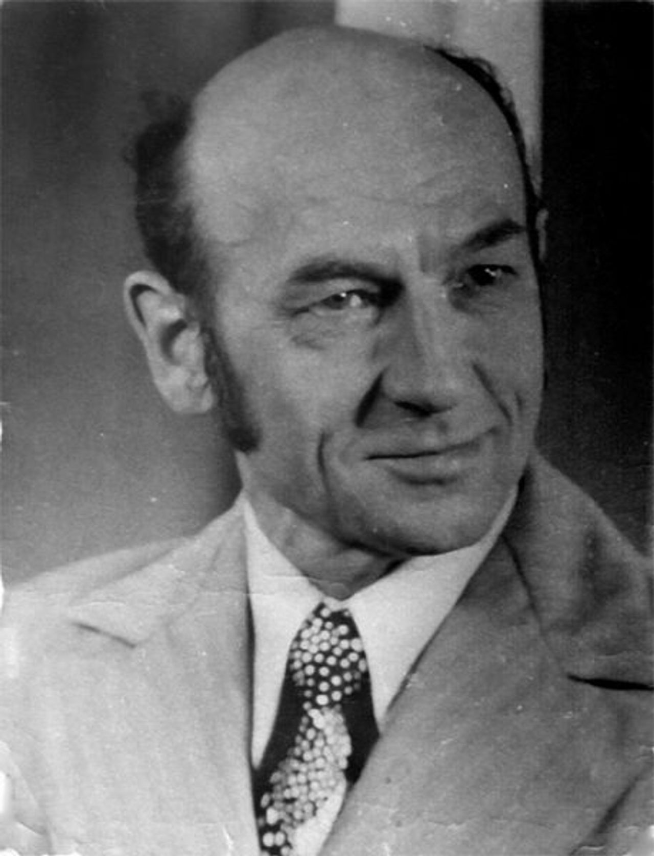<p>,,Śmierć nie jest kresem naszego istnienia<br />- Żyjemy w naszych dzieciach i następnych pokoleniach<br />Albowiem Oni to dalej My, a nasze ciało to tylko zwiędłe liście na drzewach życia’’<br />Z głębokim żalem zawiadamiamy, że dnia 29 I 2010 roku odszedł od nas na zawsze mój ukochany Mąż, nasz Tata, Teść i Dziadek<br />ś+p<br />Edmund Basta<br />lat 85<br />Pogrzeb odbędzie się w poniedziałek, 8 lutego br. o godz. 11.20 na cmentarzu Miłostowo od ul. Gnieźnieńskiej.<br />W smutku pogrążeni<br />Żona, Syn, Córka, Zięć i Wnuki</p>