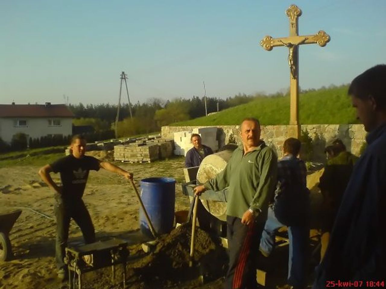 <p>Z głębokim żalem zawiadamiamy, że dnia 17 lutego 2010 r. odszedł nasz Kolega<br />śp.<br />Mirosław Neumuller<br />Rodzinie i Najbliższym<br />wyrazy głębokiego współczucia<br />składają<br />Zarząd, rzemieślnicy i pracownicy<br />Cechu Rzemiosł Różnych w Redzie</p>