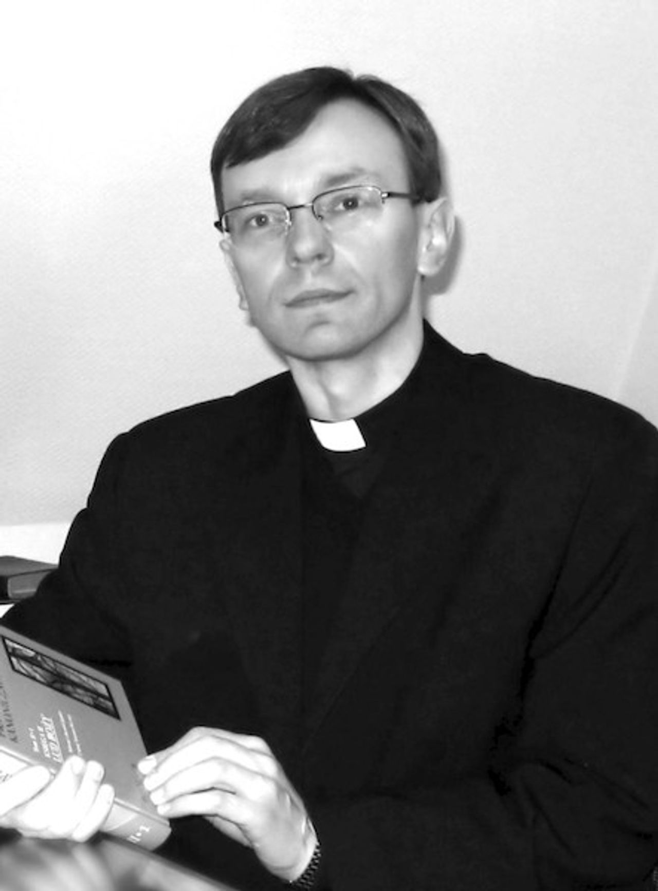 <p style="text-align:center"><span>W dniu 3 kwietnia 2013 r., w 43 roku życia i 18 roku kapłaństwa</span></p>
<p style="text-align:center"><span>zmarł:</span></p>
<p style="text-align:center"><strong><span>† Ks. Kanonik dr </span></strong></p>
<p style="text-align:center"><strong><span>Stanisław Cierkowski</span></strong></p>
<p style="text-align:center"><span>pracownik Sądu Biskupiego Diecezji Toruńskiej</span></p>
<p style="text-align:center"><span><span>i złożenie do grobu na miejscowym cmentarzu</span><span>.</span><br /></span></p>
<p><span>Plan uroczystości pogrzebowych:</span></p>
<p><strong><span><span>6.04.2013 r. – SOBOTA</span></span></strong></p>
<p><span>- godz. 1600 – msza św. pożegnalna w katedrze św. Janów w Toruniu</span></p>
<p><strong><span><span>7.04.2013 r. – NIEDZIELA</span></span></strong></p>
<p><span>- godz. 1500 – eksporta do kościoła parafialnego w Mrocznie, msza św.</span></p>
<p><strong><span><span>8.04.2013 – PONIEDZIAŁEK</span></span></strong></p>
<p><span>- godz. 1100 – msza św. pogrzebowa pod przewodnictwem Biskupa Toruńskiego w kościele parafialnym w Mrocznie</span></p>
<p><span><strong><span> najbliższa rodzina: rodzice i brat</span></strong><br /></span></p>
<p><strong><span>Powiadamia i zgodnie z życzeniem zmarłego prosi o modlitwę </span></strong></p>