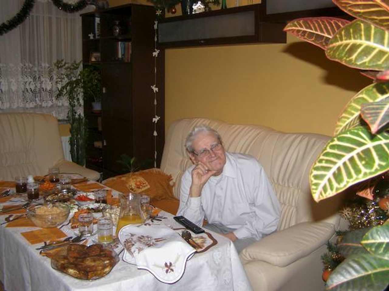 <p>Z głębokim żalem zawiadamiamy, że w dniu 14 lipca 2010 r. zmarł przeżywszy 76 lat ŚP. Wiesław Osuch Msza św. odprawiona zostanie w kościele Św. Józefa Robotnika w Kielcach w dniu 17 lipca 2010 roku o godz. 11.00, po czym nastapi wyprowadzenie na Cmentarz Nowy w Kielcach. Pogrążeni w smutku żona, córki, zięciowie, wnuki oraz rodzina</p>