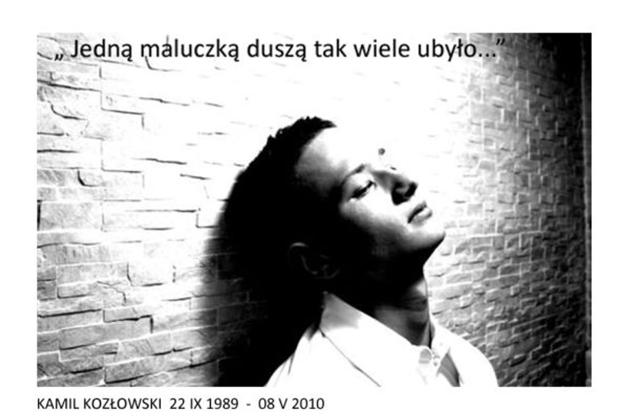 <p>Przedwcześnie i nagle odszedłeś,<br />okryłeś nas żałobą.<br />Ty śpisz spokojnie, my tęsknimy za Tobą.<br />Z wielkim smutkiem zawiadamiamy, że dnia 8.5.2010 r. odszedł od nas<br />ukochany Syn, Brat i Wnuk<br />ś + p<br />Kamil Kozłowski<br />lat 20<br />Uroczystość pogrzebowa odbędzie się 17 maja br. o godzinie 12.00<br />na cmentarzu przy ul. Bluszczowej w Poznaniu.<br />Z wdzięcznością przyjmujemy ofiarowane modlitwy, wyrazy współczucia<br />i pocieszenia.<br />W smutku pogrążona<br />Rodzina</p>