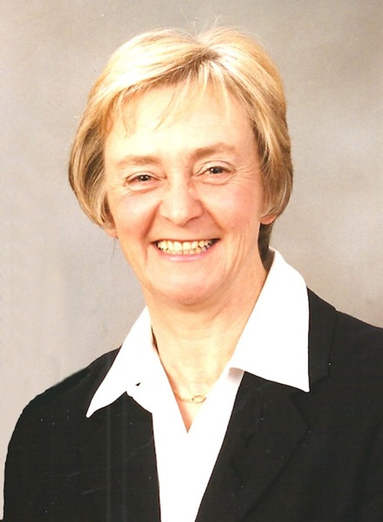 <p>EVANS (née Dagg) Pauline, (Clontarf and current Captain of The Island Ladies Golf Club) - October 7, 2014 (peacefully) at home surrounded by her loving family. Deeply mourned by her beloved husband David, children Jonathan and Lisa, grandchildren Nathan, Evan, Haydn, David and Sinead, daughter-in-law Una, son-in-law Liam, brother Stanley and sister Norma, relatives and many friends. May she rest in peace. Funeral Service on Friday afternoon beginning at 1 o'c at the Glasnevin Crematorium Chapel. No flowers by request please, donations in lieu to St. Francis Hospice, Raheny.</p>